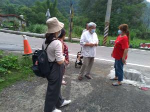 中醫巡迴車羅醫師與村民互動