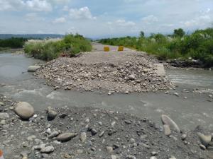 被溪流阻斷的施工道路