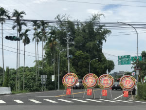 花圈封單向車道