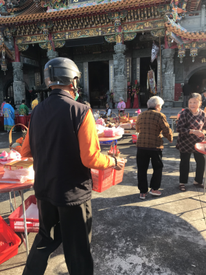 自備供品騎車來的民眾