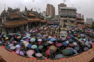 雨中的廟會