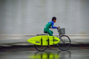 雨中衝浪