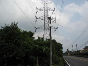 富州里集山路旁之高壓電塔