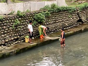 外籍移工休閒捕魚