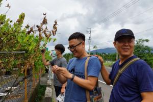 屏東縣政府城鄉發展處農村再生專案推動辦公室團隊，到訪東片社區龍泉養生印加果農場勘景