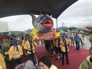 鯖魚祭_抬著大鯖魚出發