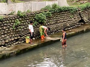 外籍移工捕魚