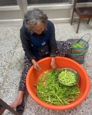 剝殼取牧草心的部位