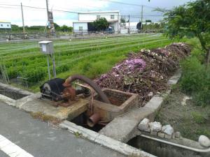 燈照花田與堆置殘貨