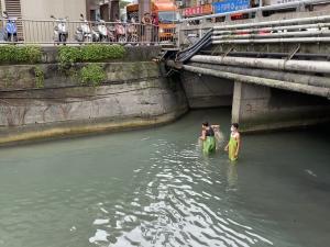 外籍移工大排張網捕魚