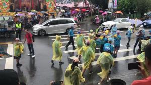 鯖魚祭_小鯖魚進安宮前敬禮